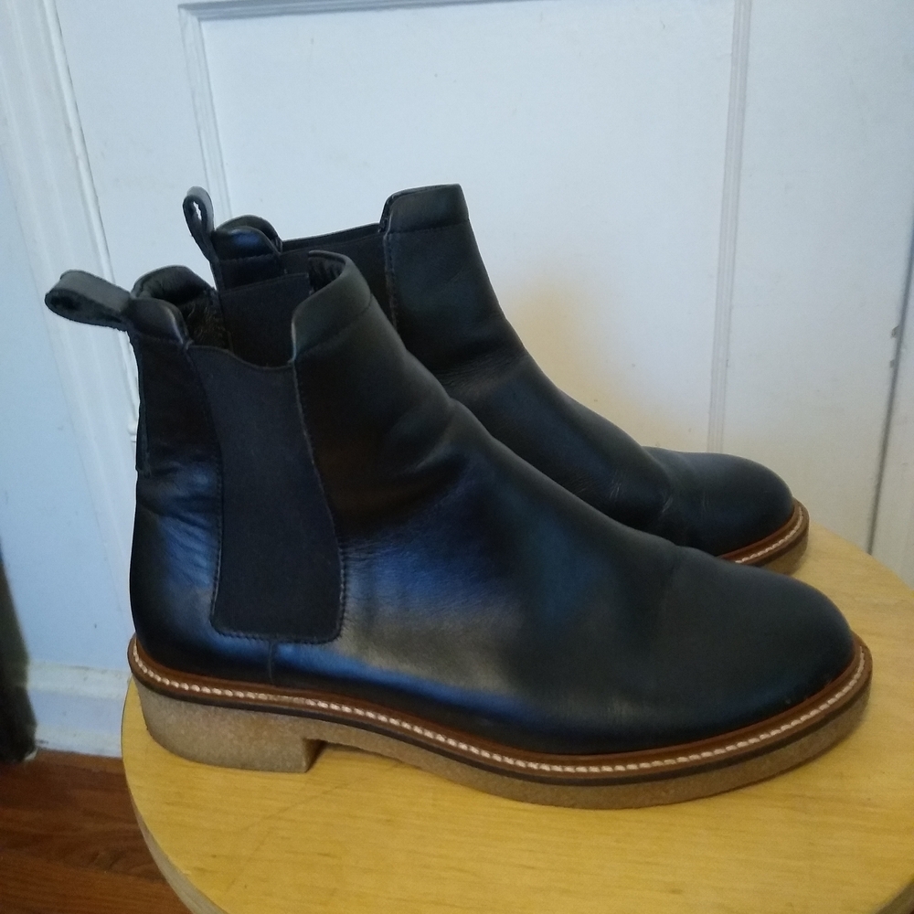 Everlane Black Chelsea Boots with Elastic Panels